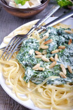 Ispanak ve beyaz peynirli makarna