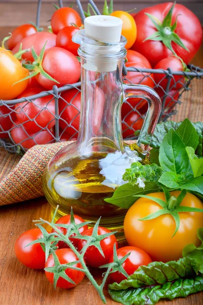 Tomatoes with herbs and oil — Stock Photo, Image