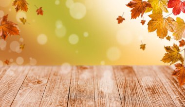 Ahşap masa ve bulanık Sonbahar arka plan. Kırmızı-sarı yaprakları arka plan ile Sonbahar kavramı.