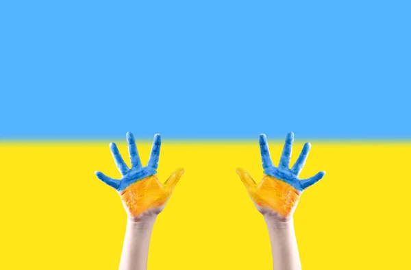 Mani Dei Bambini Sono Dipinte Con Colori Della Bandiera Ucraina — Foto Stock
