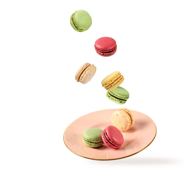 Francês Doce Colorido Biscoitos Macarons Macaroons Voando Caindo Placa Rosa — Fotografia de Stock