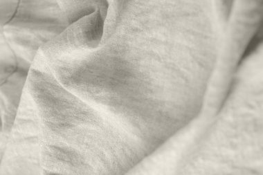 Kırışık beyaz gri renkli doğal keten kumaş. Arka planda fotokopi alanı var. Saf keten kumaş.