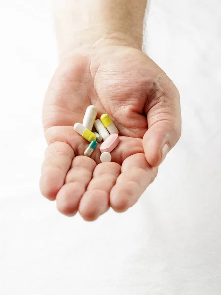 Ανδρικό Χέρι Χάπια Ελαφρύ Φόντο Διαφορετικά Φάρμακα Στο Κοντινό Πλάνο — Φωτογραφία Αρχείου