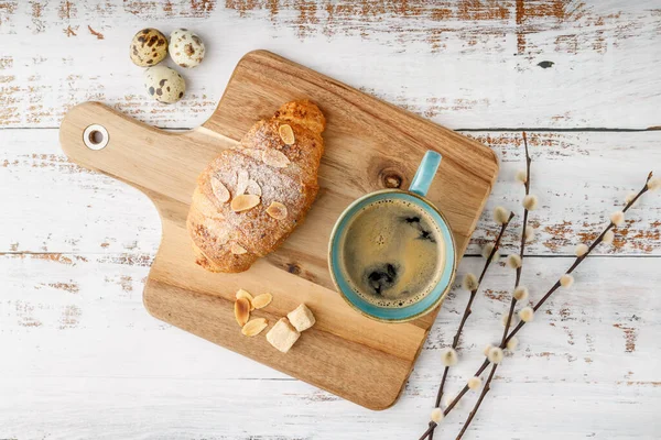 Nueces Almendras Recién Horneadas Desayuno Croissant Café Caliente Taza Turquesa — Foto de Stock