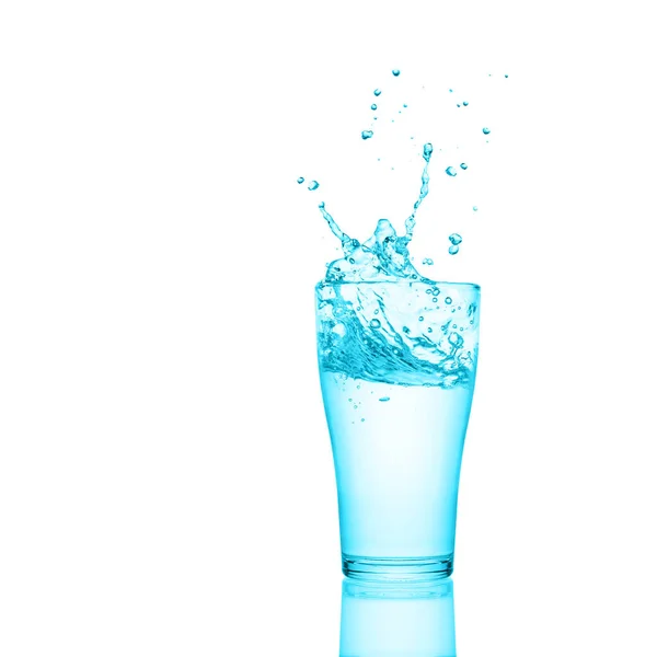 Glas Süßwasser Mit Spritzer Und Reflexion Isoliert Auf Weißem Hintergrund — Stockfoto