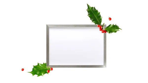 银色照片或招贴画框和冬日红色冬青浆果 叶子在白色背景上隔离 附有影印空间的圣诞贺卡 — 图库照片
