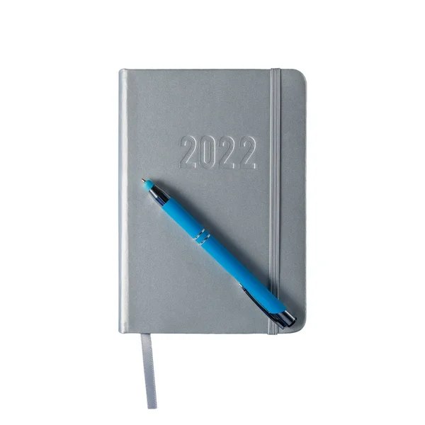 Zilveren Leren Dagboek Organizer Met Nummer 2022 Blauwe Pen Geïsoleerd — Stockfoto