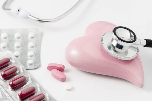 Stethoscope Κεφάλι Ροζ Καρδιά Χάπια Λευκό Φόντο Υγιής Ημέρα Της — Φωτογραφία Αρχείου