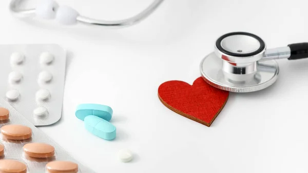 Μπλε Χάπια Συσκευασίες Κυψελών Και Στηθοσκόπιο Κεφάλι Κόκκινη Καρδιά Λευκό — Φωτογραφία Αρχείου