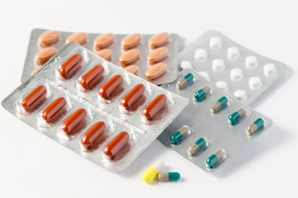 Συσκευασίες Κυψέλης Φάρμακα Μορφή Καψακίων Και Δισκίων Λευκό Φόντο Πολύχρωμα — Φωτογραφία Αρχείου
