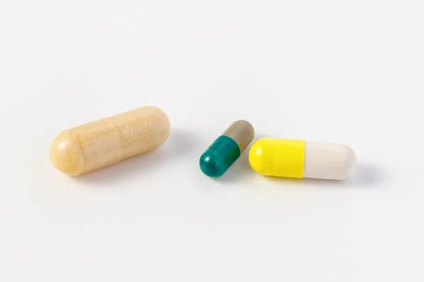 Μπεζ Βότανα Και Δύο Χάπι Χρώμα Χημικών Κάψουλες Χημική Ιατρική — Φωτογραφία Αρχείου