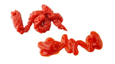 Beyaz arka planda izole edilmiş domates organik püresi ve sos veya ketçap dokusu