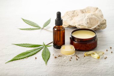 Kenevir merhemi ve gevşetici CBD serumu yağı, kas iskeletinin homeopati tedavisinde ya da yatıştırıcı sinir sistemi ya da sedef hastalığında kenevir yaprakları ve taş zemin üzerindeki tohumlarda bir kompleks olarak kullanılır.