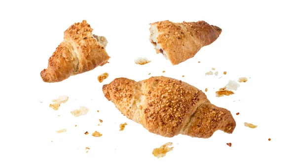 Friss Vajas Zúzott Dió Reggeli Croissant Morzsa Repül Elszigetelt Fehér — Stock Fotó