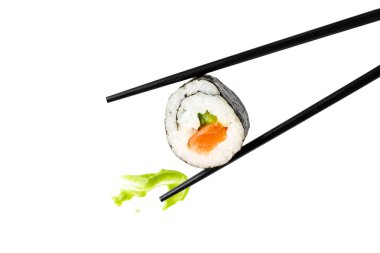 Avokado, somon, siyah çubuk ve wasabi soslu Kaliforniya suşisi beyaz arka planda izole edilmiş yakın plan.