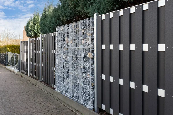 Çağdaş Gabion duvar sistemi, bahçe ya da ev yapımı ahşap çit gibi taşlarla kaplı..