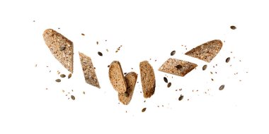 Balkabağı, ayçiçeği, gelincik ve keten tohumları beyaz arka planda uçuşan dilimlenmiş taze ekmekli tam tahıllı ekmek ekmeği. Sağlıklı hamur işleri.