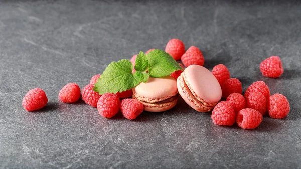 Tasty French Pink Macarons Raspberries Mint Leaves Dark Stone Background — Stock Photo, Image