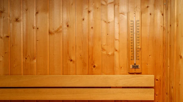 サウナルームで温度計付きの木製の壁 伝統的なフィンランド式サウナインテリアの詳細 — ストック写真
