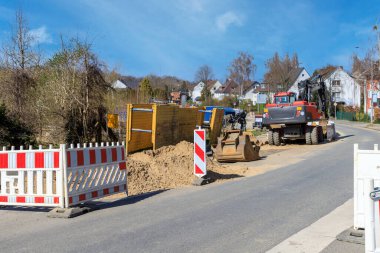 Yol çalışıyor. Otobanda trafik sıkışıklığı.