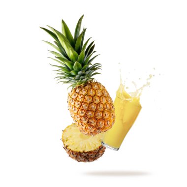Taze sulu tropikal meyve ananası ve beyaz arka planda izole edilmiş su sıçramalı smoothie bardağı. Ananas ananas ve meyve suyu dökülüyor..