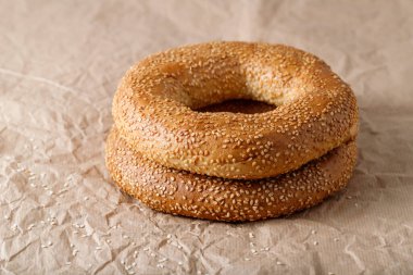 Kağıt arkaplanda iki geleneksel Türk simit susamlı simit. Pasta dükkanı kartı.