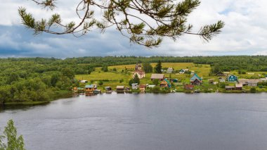 İsviçre, Zürih 'te Noel şenlikli kırmızı tramvay. Şehir merkezinde trafik var.