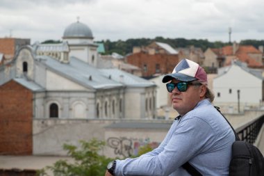 İsviçre, Zürih 'te Noel şenlikli kırmızı tramvay. Şehir merkezinde trafik var.