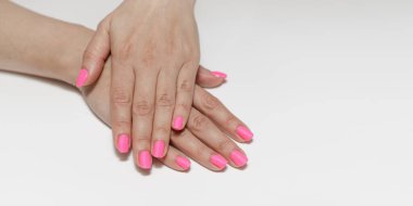 En sevdiğin kitapları okuma zamanı. Eski kitaplar ve siyah gözlükler cam bir rafta şeffaf perdeli ve uçan kitaplarla pencereye karşı. Kopyalama alanı olan hafif arkaplan.