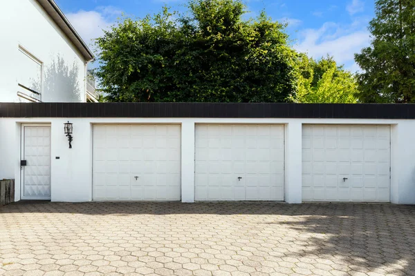 Parking Garaje Casa Residencial Para Coches Con Puertas Bloque Blanco — Foto de Stock