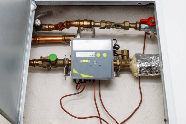 Konut binasındaki bir dairenin ısıtılması için bir metre tüketim ile boru sistemi inşa edilmesi.