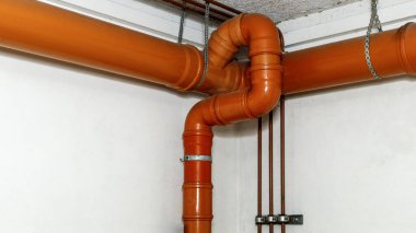 Evlerin bodrumundaki plastik boruların drenaj sistemi. Binadaki eski tesisat boruları..