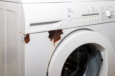 Çamaşır makinesinin yüzeyindeki pas. Ev aletleri.