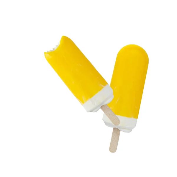 Dvě Chutné Žluté Zmrzliny Celé Pokousané Nanuk Létání Izolované Bílém — Stock fotografie