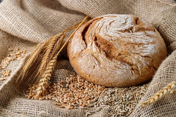 Freshly Baked Crusty Rye Wheat Loaf Bread Spikelets Whole Grains — Foto de Stock