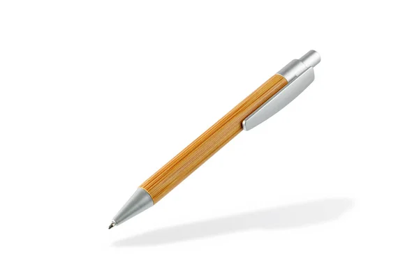 Bamboe Pen Vliegen Geïsoleerd Witte Achtergrond Houten Balpen Met Schaduw — Stockfoto