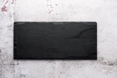 Işık hasarlı beton zemin üzerine boş siyah tahta. Kopyalama alanı olan tahta.