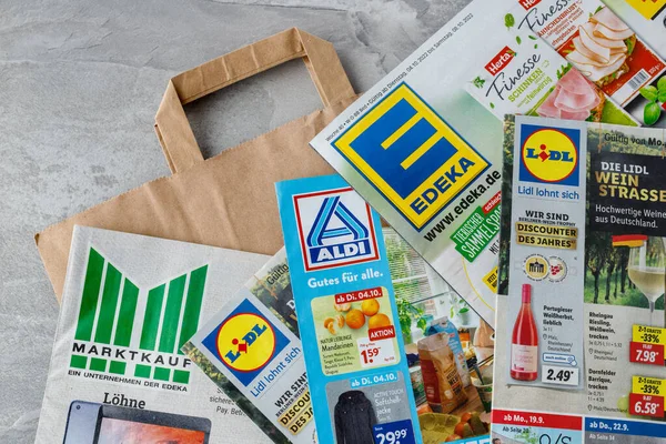 ドイツ 2022年10月2日 Edeka Lidl Aldi Marktkaufスーパーマーケットパンフレットと紙のショッピングバッグ — ストック写真