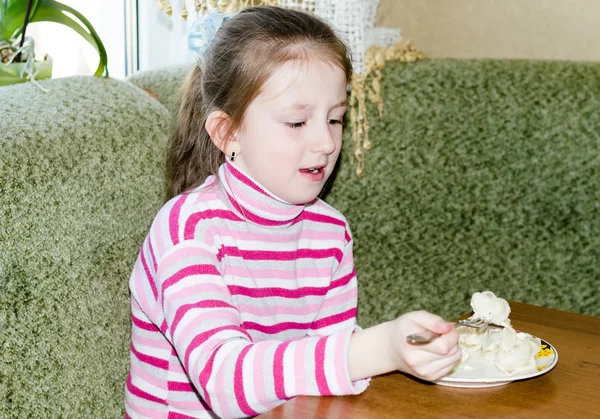 The child, the girl eats in kitchen — Stock Photo, Image