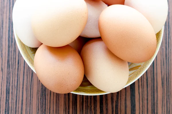 Яйца курицы на тарелке — стоковое фото