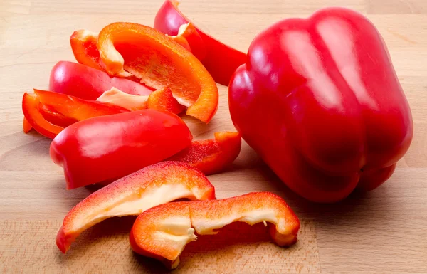Rode paprika, gesneden op een bord — Stockfoto