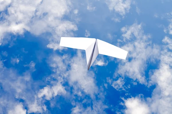 El plano de papel en el cielo — Foto de Stock