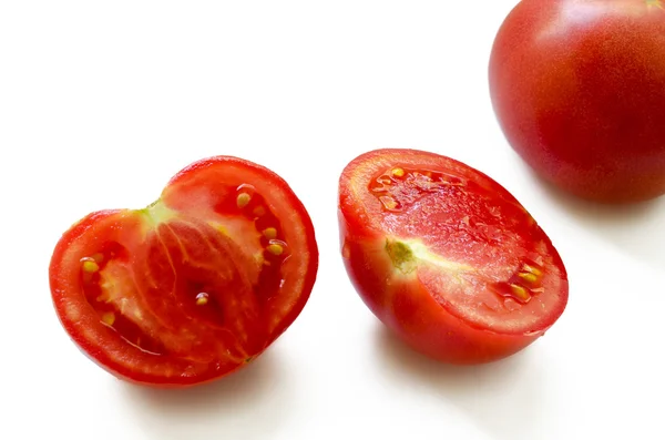 O tomate de redução em um fundo branco — Fotografia de Stock