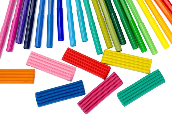 Farbfilzstifte und Knetmasse isoliert — Stockfoto