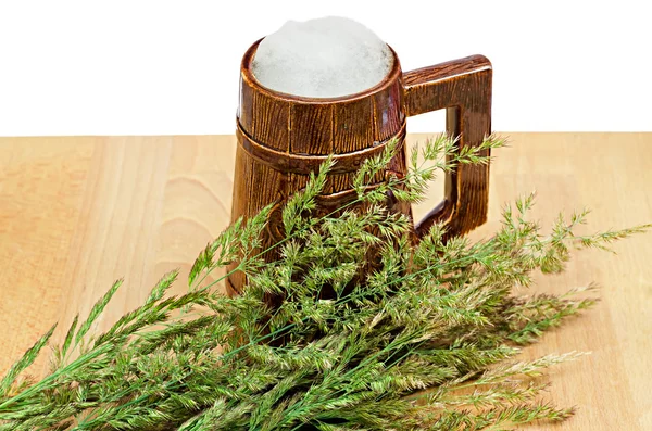 Bier in een glas op een tafel met een gras — Stockfoto