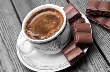 fincan sıcak kahve ve çikolata bir tablo ile