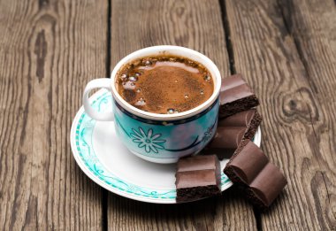 Bir fincan kahve ve çikolata. 
