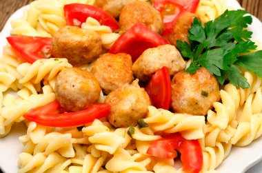 makarna köfte ve domates ile