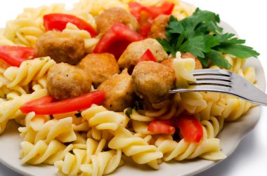 Makarna köfte ve domates izole