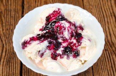 reçel ile beyaz dondurma